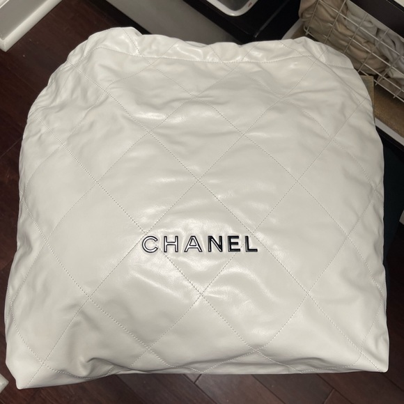 white large Chanel 22 bag with wallet, box, cards, dustbag, &. cleancloth - Picture 15 of 16